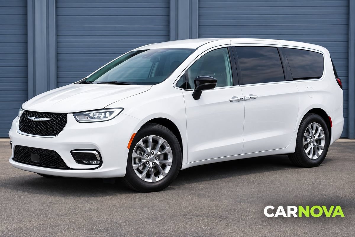Used 2024 Chrysler Pacifica Touring-L AWD/4WD image 1