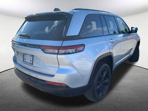 Used 2024 Jeep Grand Cherokee Altitude image 13