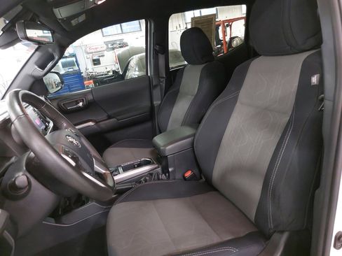 Used 2020 Toyota Tacoma TRD Sport image 15