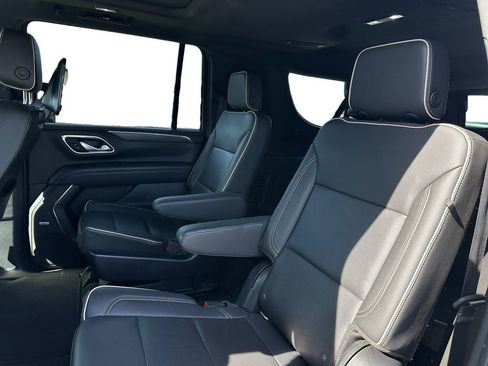 Used 2022 GMC Yukon XL SLT w/ SLT Premium Package image 10