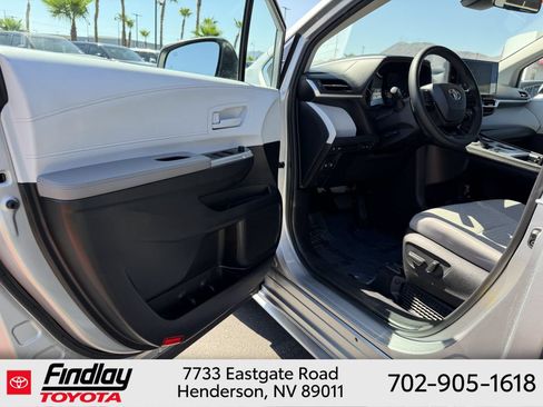 Certified 2025 Toyota Sienna LE FWD image 5