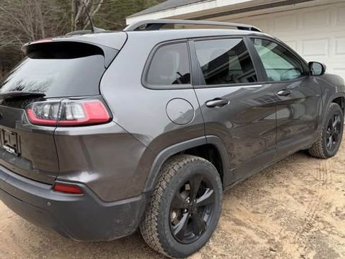 Used 2019 Jeep Cherokee Latitude Plus AWD/4WD image 3