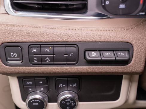 Used 2021 GMC Yukon XL Denali AWD/4WD image 31