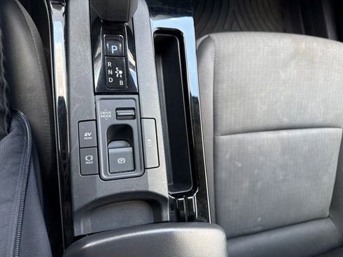 Used 2025 Toyota Prius LE FWD image 21
