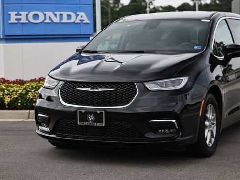 Used 2025 Chrysler Pacifica Select FWD image 2