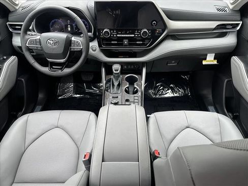 Used 2025 Toyota Highlander Limited image 22