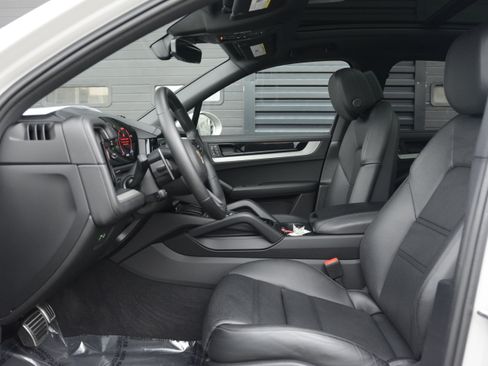 Certified 2025 Porsche Cayenne S AWD/4WD image 15