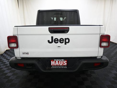 Used 2025 Jeep Gladiator Sport image 8