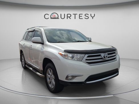 Used 2013 Toyota Highlander Plus FWD image 4