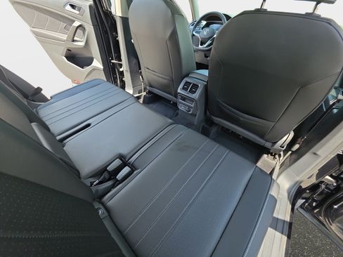 Used 2024 Volkswagen Tiguan SE w/ Panoramic Sunroof Package AWD/4WD image 11