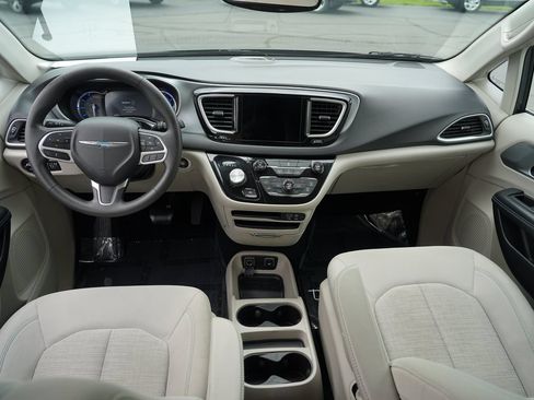 Used 2017 Chrysler Pacifica Touring Plus FWD image 24