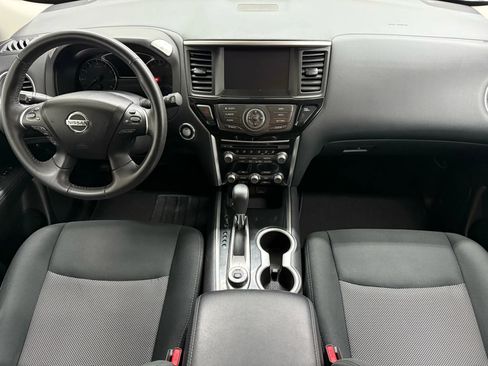 Used 2020 Nissan Pathfinder SV image 2