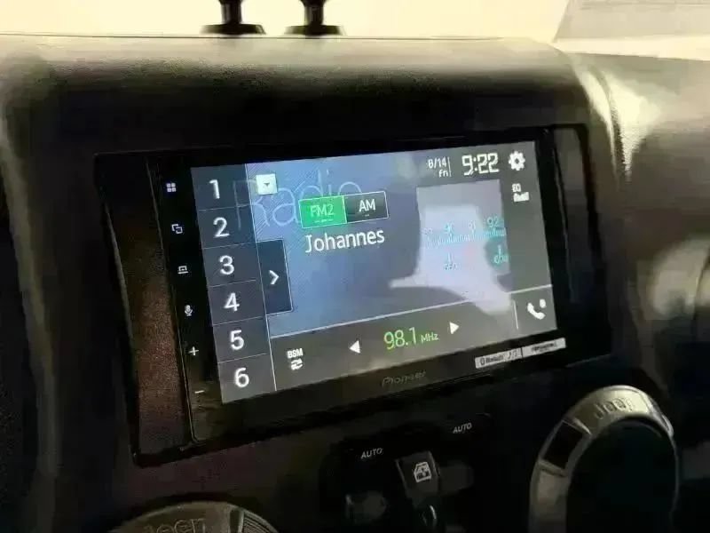 Used 2018 Jeep Wrangler Unlimited Rubicon w/ Connectivity Group AWD/4WD image 32