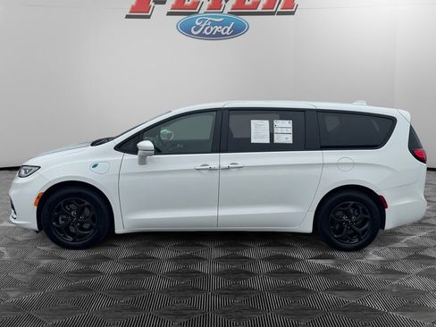 Used 2022 Chrysler Pacifica Touring-L w/ S Appearance Package image 2
