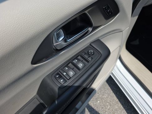 Used 2023 Chrysler Pacifica Touring-L FWD image 18