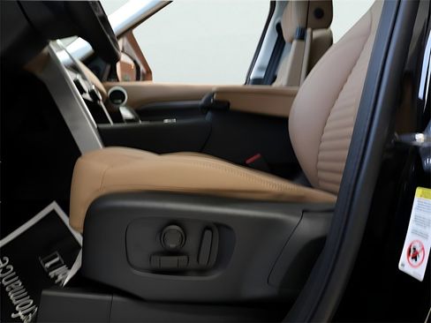 Used 2025 Land Rover Discovery Metropolitan Edition image 76