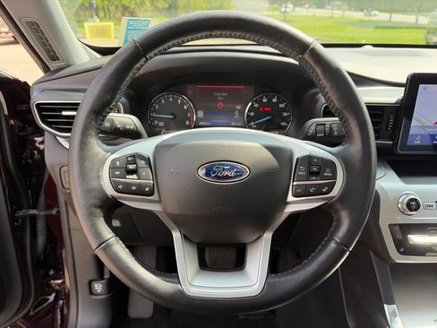 Used 2022 Ford Explorer XLT w/ Equipment Group 202A AWD/4WD image 28