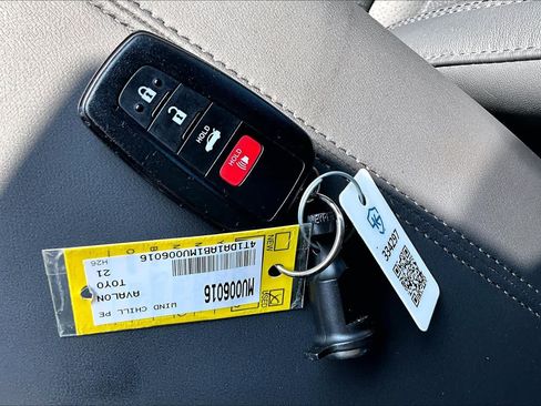 Used 2021 Toyota Avalon Limited w/ Advanced Safety Package FWD image 15