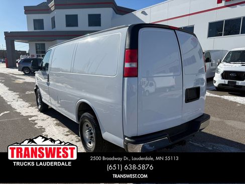 Used 2017 Chevrolet Express 3500 image 3