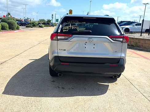 Used 2020 Toyota RAV4 XLE FWD image 11