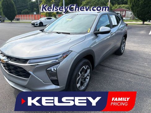 Used 2024 Chevrolet Trax LT w/ Driver Confidence Package FWD image 1