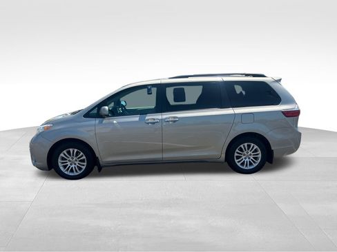 Used 2017 Toyota Sienna XLE FWD image 2
