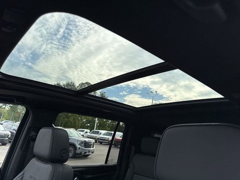 Used 2024 GMC Yukon XL Denali image 12