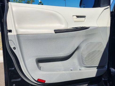 Used 2012 Toyota Sienna LE w/ Towing Pkg FWD image 34
