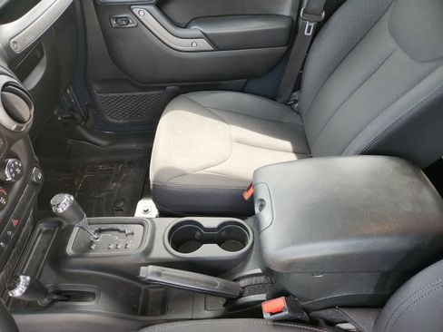 Used 2018 Jeep Wrangler Unlimited Sport S image 11