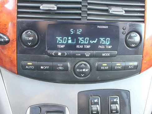 Used 2006 Toyota Sienna XLE image 19