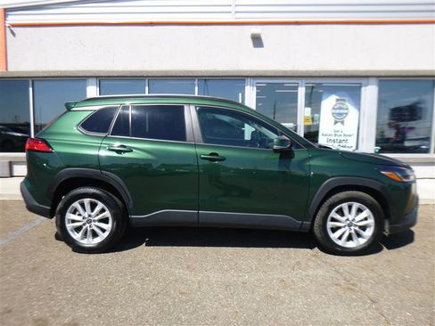 Used 2022 Toyota Corolla Cross LE w/ Moonroof Package FWD image 4