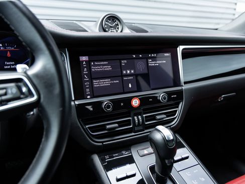 Certified 2024 Porsche Macan image 15