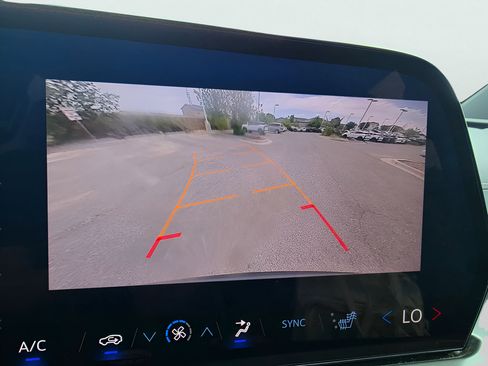 Used 2025 Chevrolet Traverse LT FWD image 14