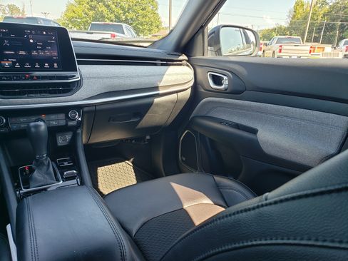 Used 2025 Jeep Compass Latitude w/ Sun & Sound Group AWD/4WD image 33