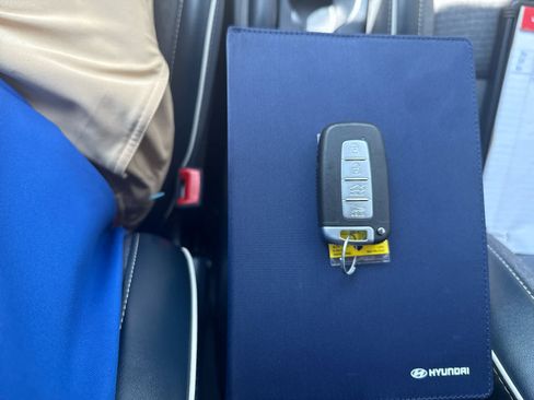 Used 2023 Hyundai Venue Limited image 24