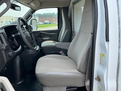 Used 2018 Chevrolet Express 3500 w/ Driver Convenience Package RWD image 18