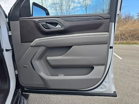 Used 2023 GMC Yukon SLT w/ SLT Luxury Package image 32