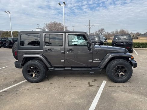 Used 2017 Jeep Wrangler Unlimited Sahara w/ Connectivity Group image 4
