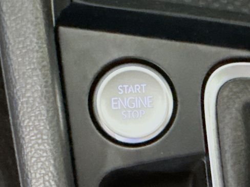 Used 2025 Volkswagen Jetta SE FWD image 21