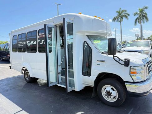 Used 2015 Ford E-350 and Econoline 350 Super Duty image 11