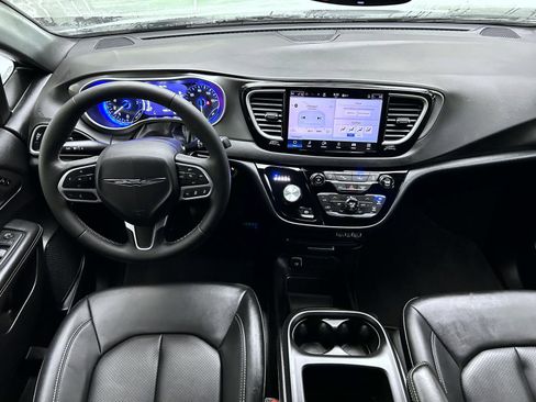 Used 2025 Chrysler Pacifica Select image 14