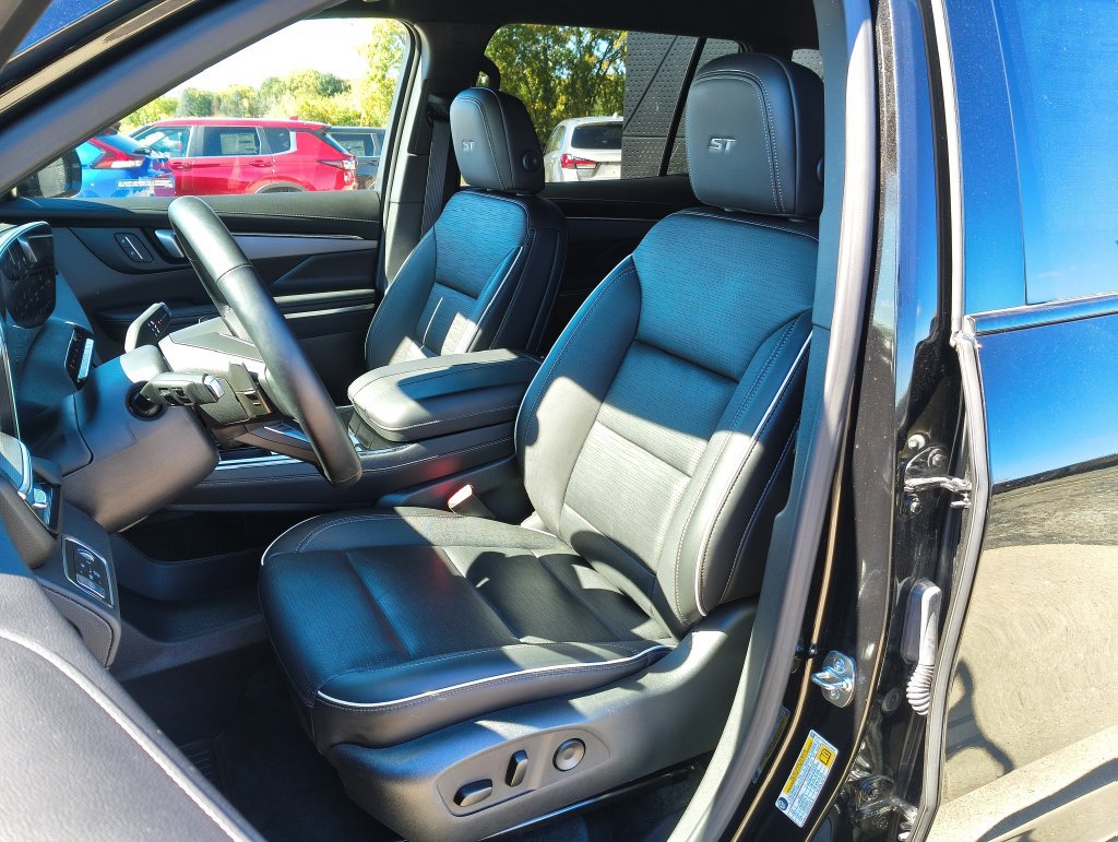 Used 2026 Buick Enclave Sport Touring w/ LPO, All-Weather Package AWD/4WD image 2