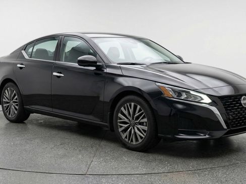 Used 2025 Nissan Altima 2.5 SV image 1