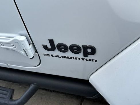 Certified 2025 Jeep Gladiator Sport AWD/4WD image 10