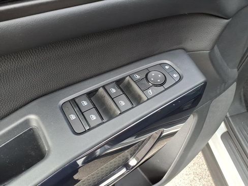 Used 2025 Nissan Pathfinder SV image 27