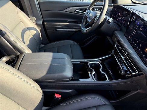 Used 2025 Chevrolet Traverse LT image 22