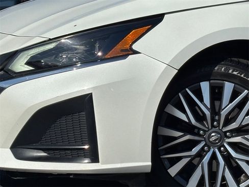 Used 2023 Nissan Altima 2.5 SV image 3