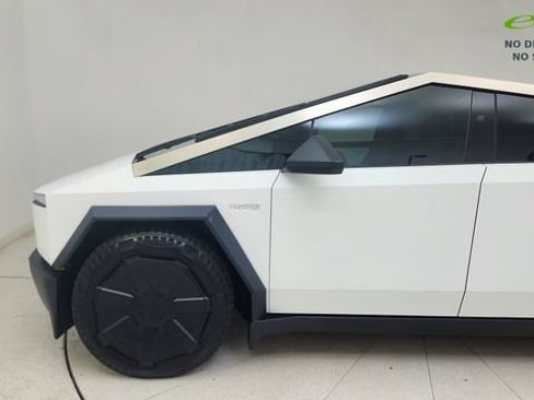 Used 2024 Tesla Cybertruck AWD Crew Cab image 4