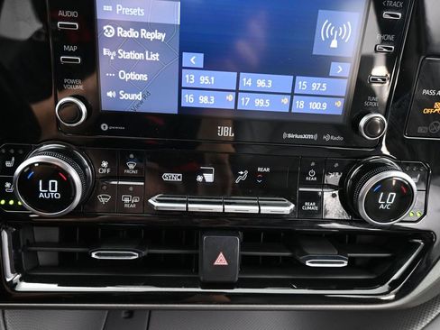 Used 2021 Toyota Highlander Limited image 25