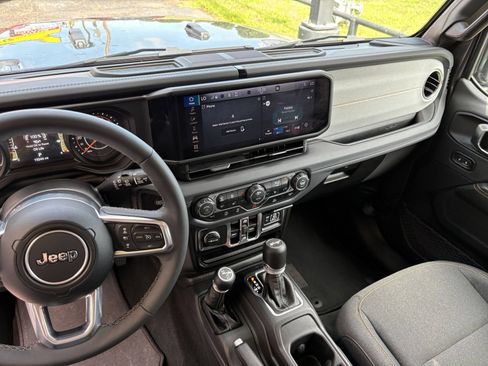 Used 2025 Jeep Wrangler Unlimited Sahara AWD/4WD image 29